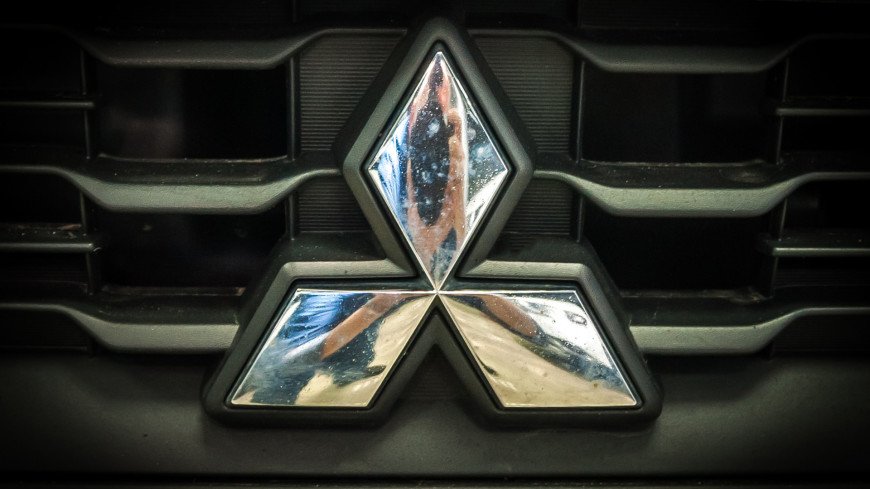 Компания Mitsubishi показала первые тизеры нового семиместного кроссовера