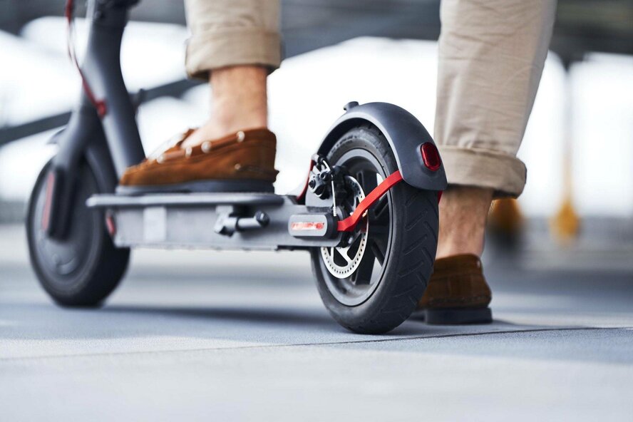 В Айя-Напе запретили передвигаться на электросамокатах