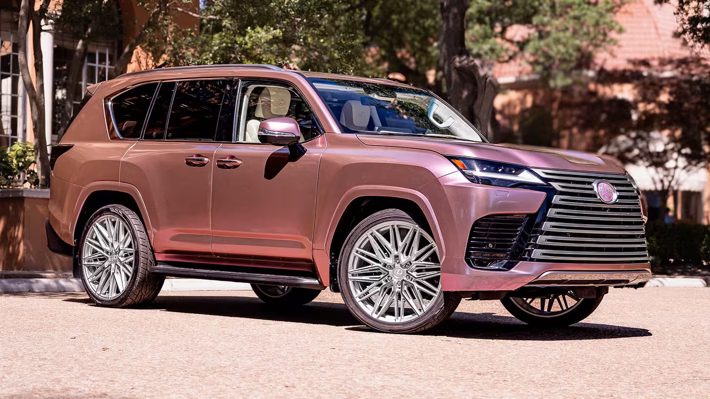 Внедорожник Lexus LX превратили в салон красоты на колесах
