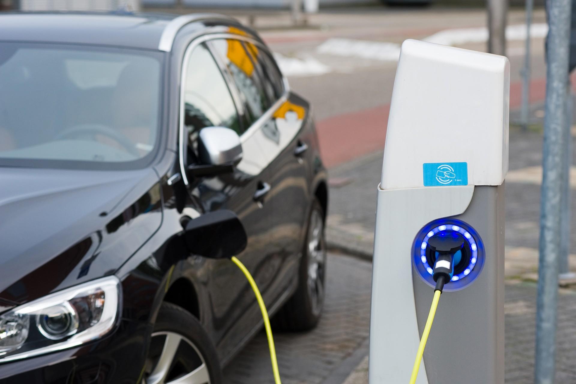 В Ларнаке возобновила работу станция быстрой зарядки для электромобилей