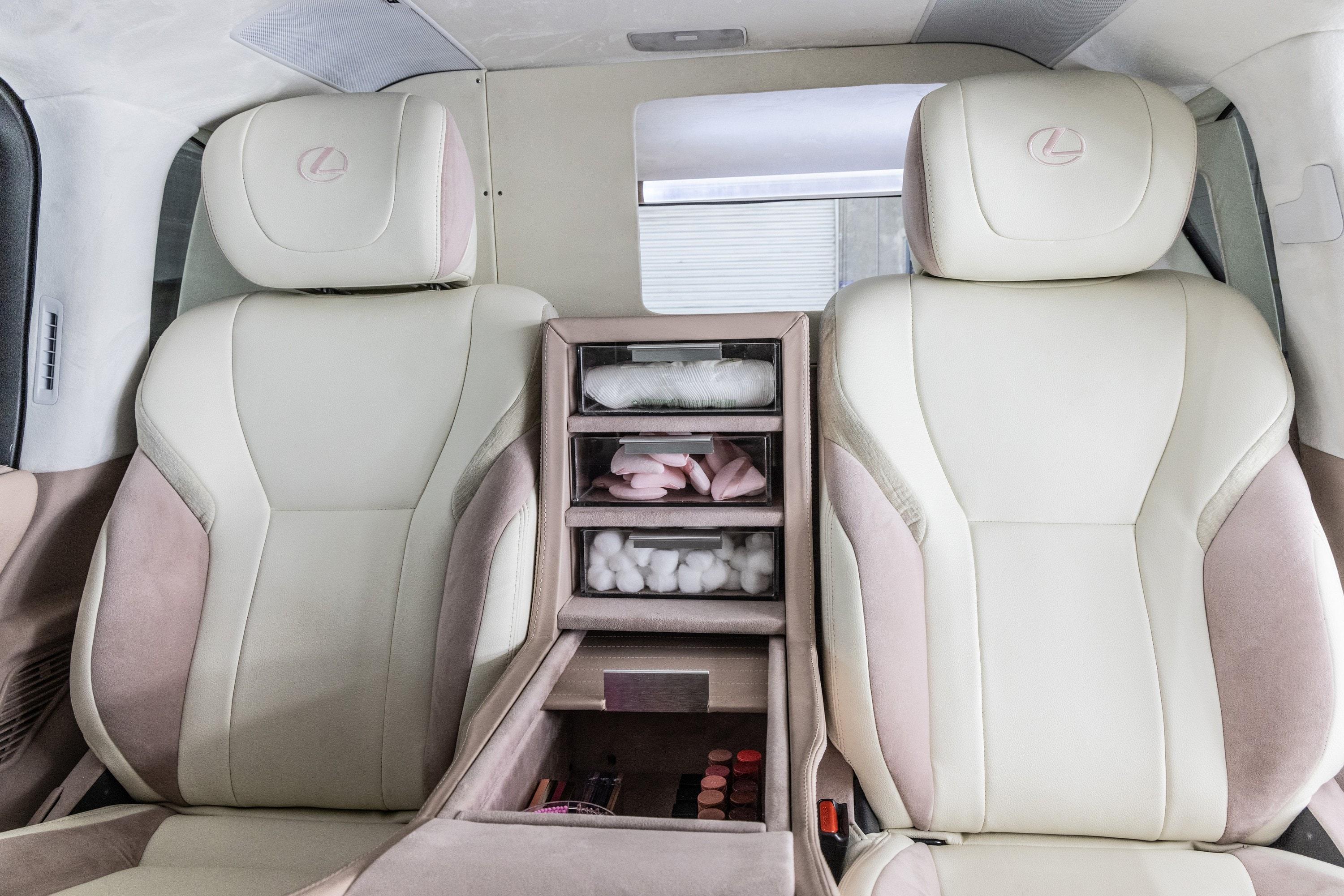 Внедорожник Lexus LX превратили в салон красоты на колесах