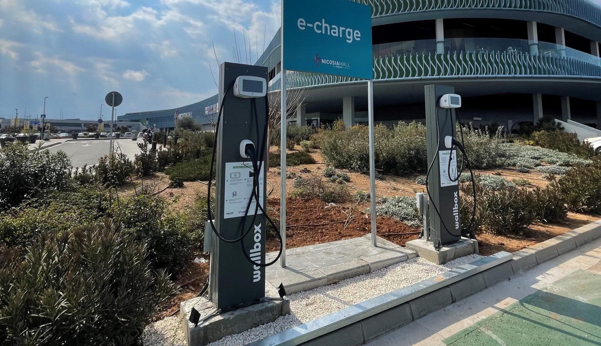 На Кипре хотят ввести новые штрафы за парковку на местах для электромобилей