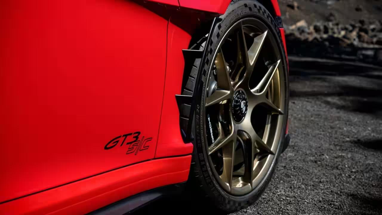 Компания Porsche представила новый двухместный кабриолет