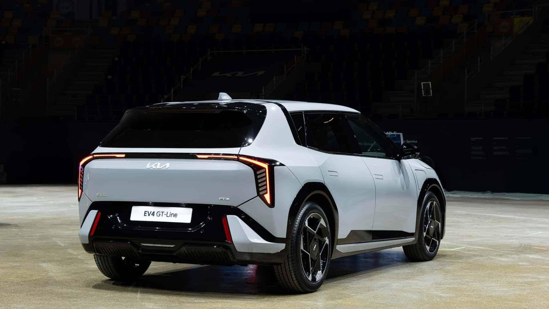Kia EV4 признан Лучшим семейным автомобилем 2026 года