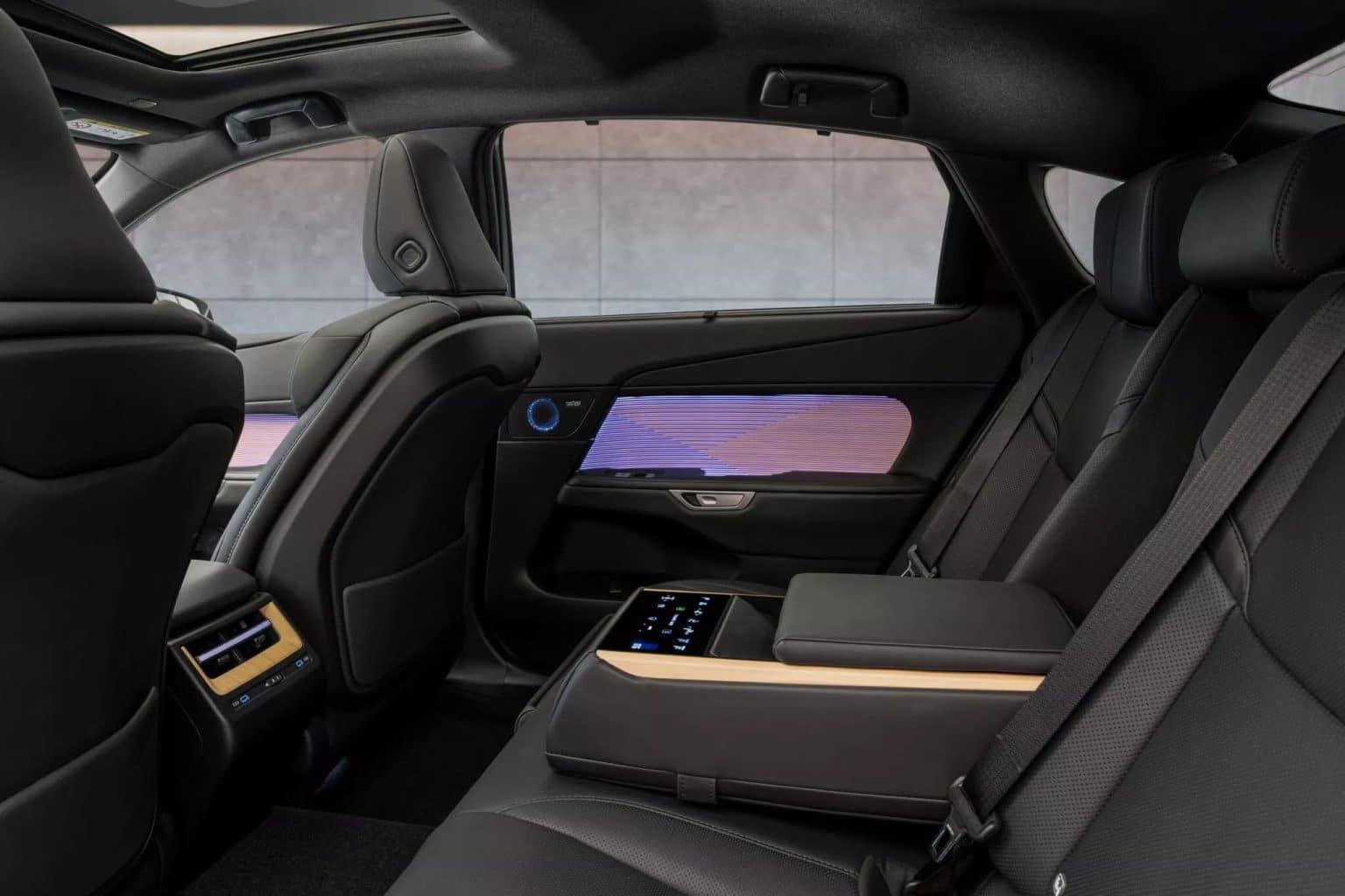 Компания Lexus представила новый седан ES