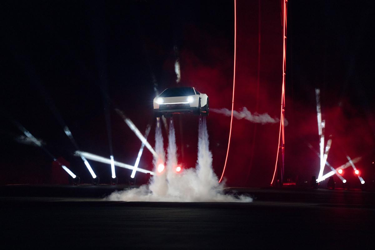 Tesla представила летающий спорткар Roadster