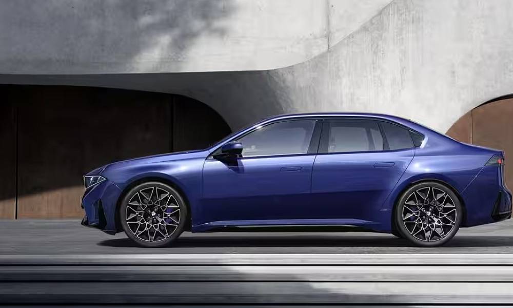 Компания BMW презентовала электрический седан i3 с запасом хода до 900 км