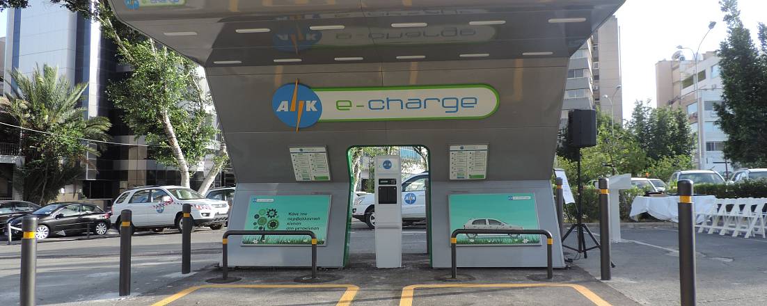 На Кипре хотят ввести новые штрафы за парковку на местах для электромобилей