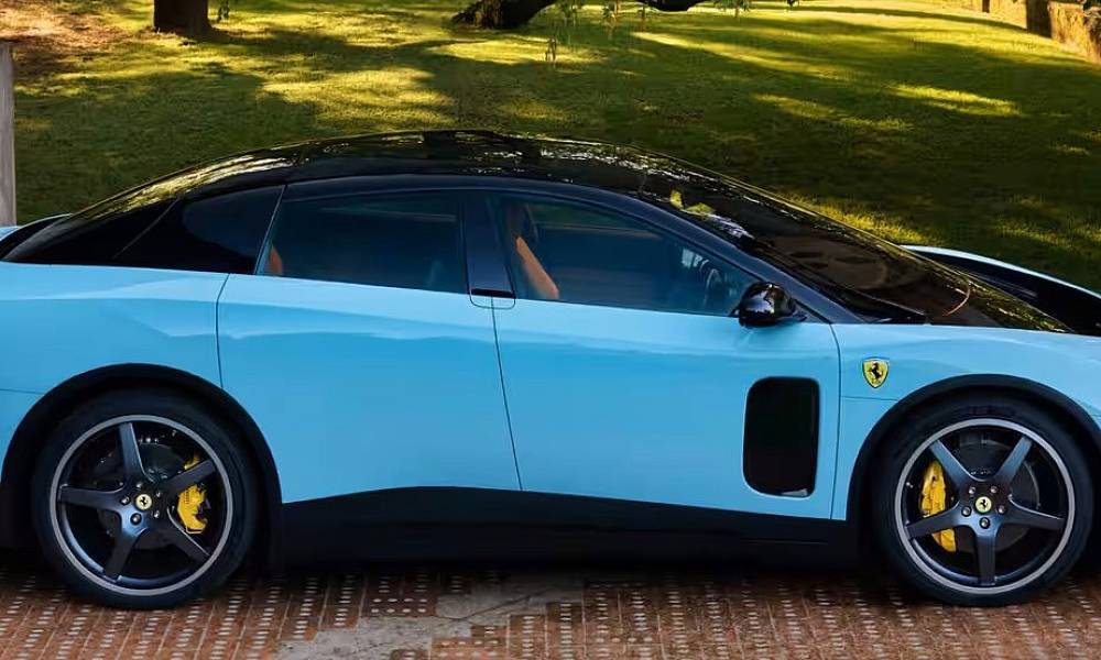 Компания Ferrari показала первый серийный электромобиль в своей истории