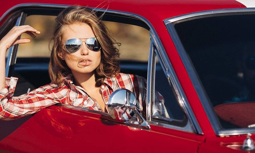 Названы самые популярные цвета автомобилей у кипрских девушек