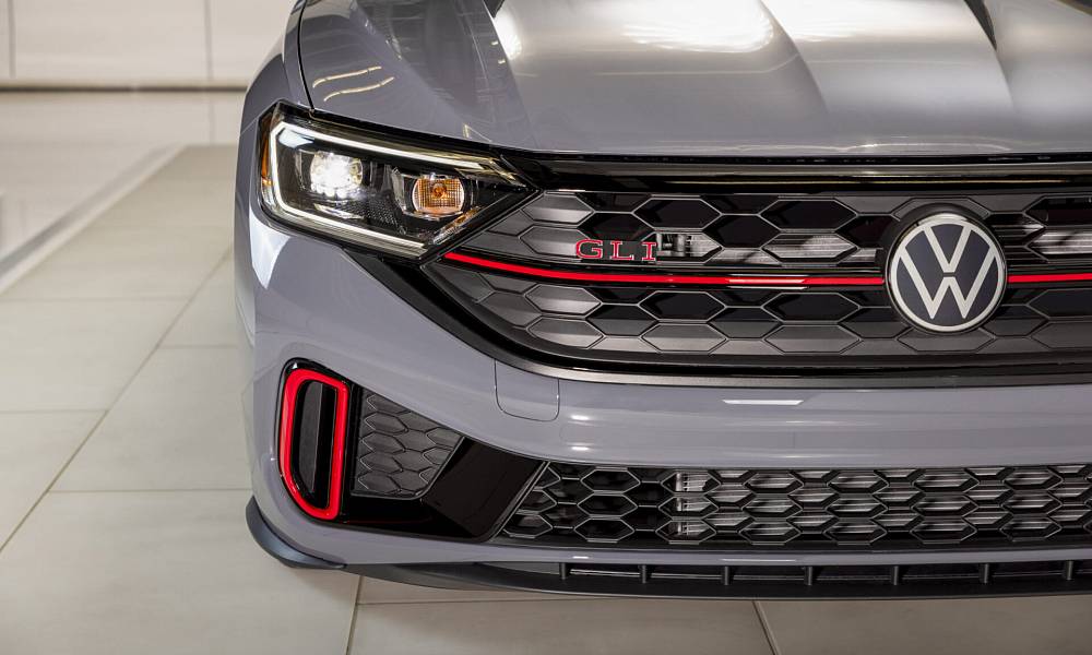 Volkswagen представил юбилейную версию седана Jetta GLI