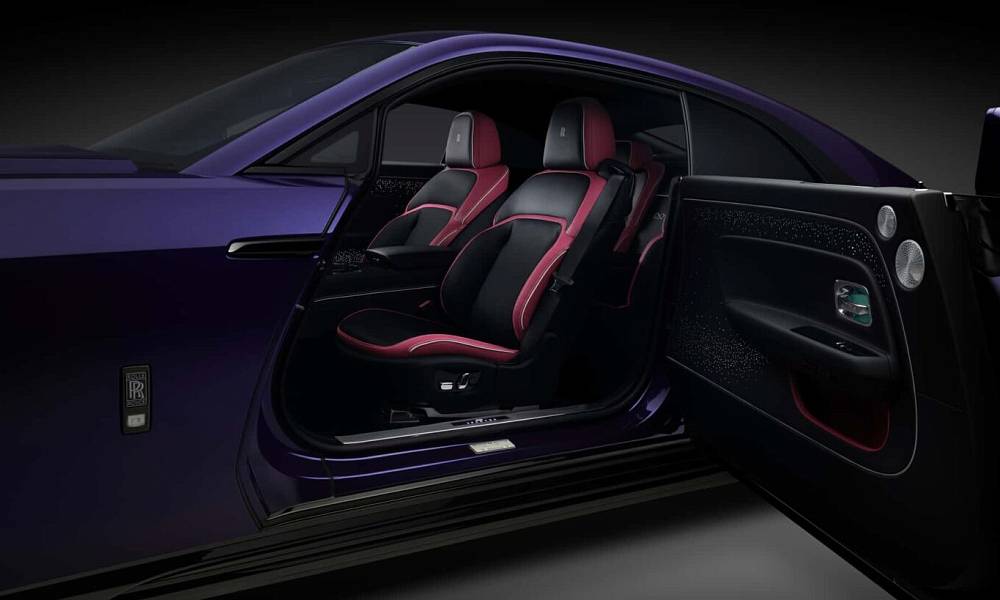 Компания Rolls-Royce представила электрический Black Badge Spectre