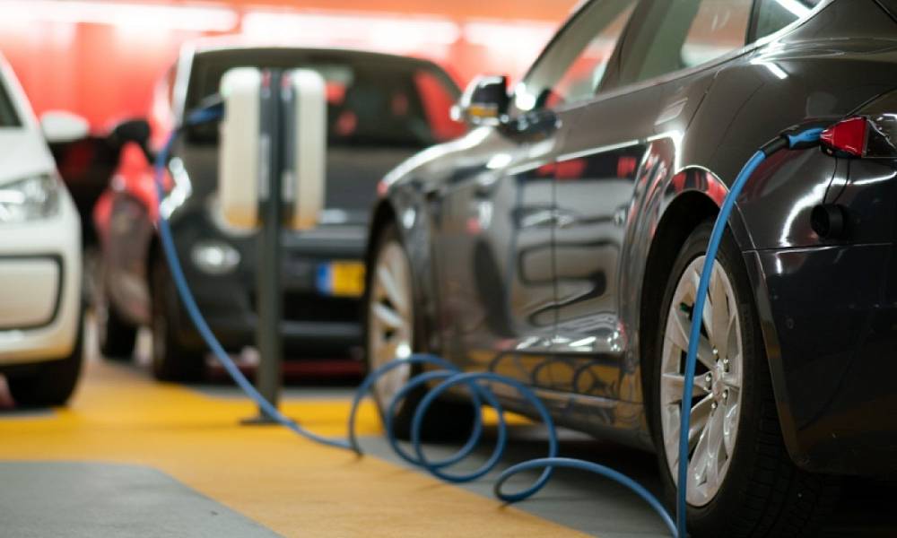 На Кипре начали штрафовать за парковку на местах для зарядки электрокаров