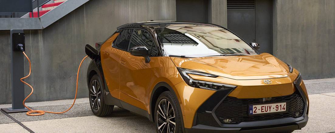 Toyota представила концептуальный гибридный кроссовер C-HR Plug-in Hybrid 220