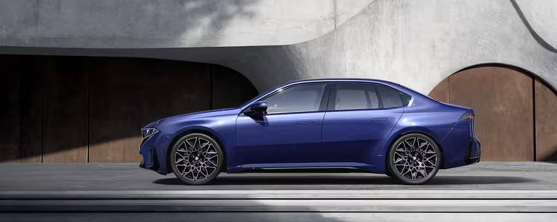 Компания BMW презентовала электрический седан i3 с запасом хода до 900 км