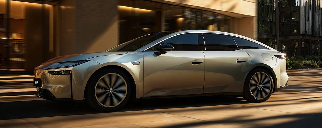 Новый электроседан Toyota bZ7: технологический прорыв, стиль и экосистема будущего