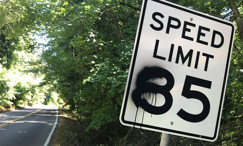 На Кипре будут наказывать за порчу дорожных знаков