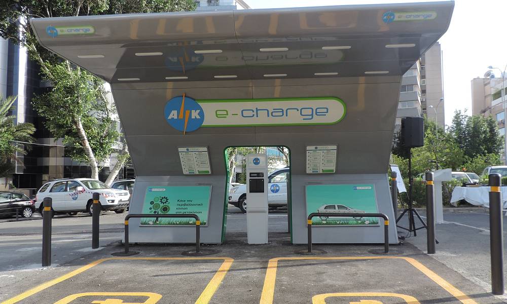 На Кипре хотят ввести новые штрафы за парковку на местах для электромобилей