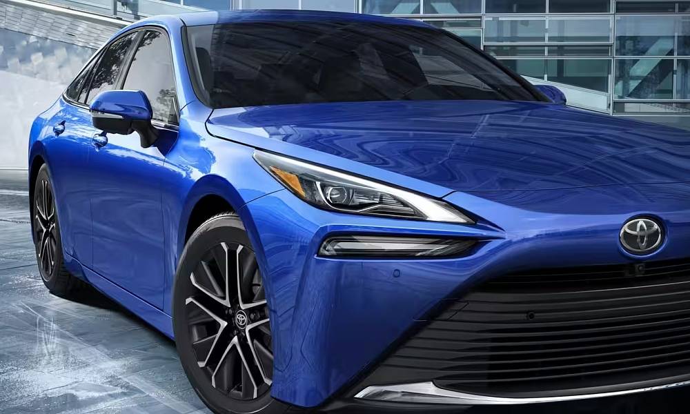 Toyota обновила легендарный водородный седан Mirai