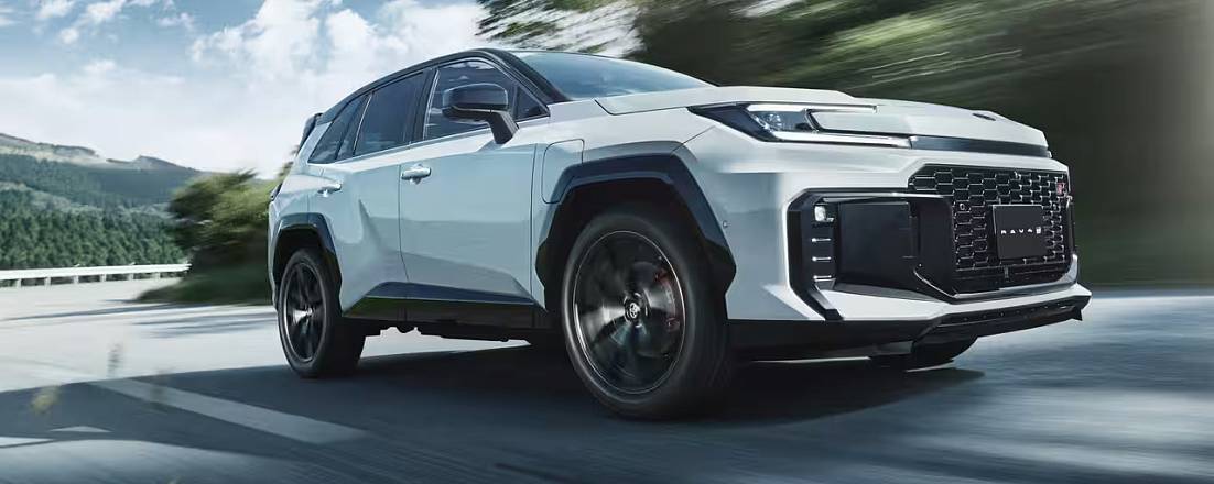 Новый Toyota RAV4 PHEV 2026: 150 км на электротяге и спортивная версия GR Sport