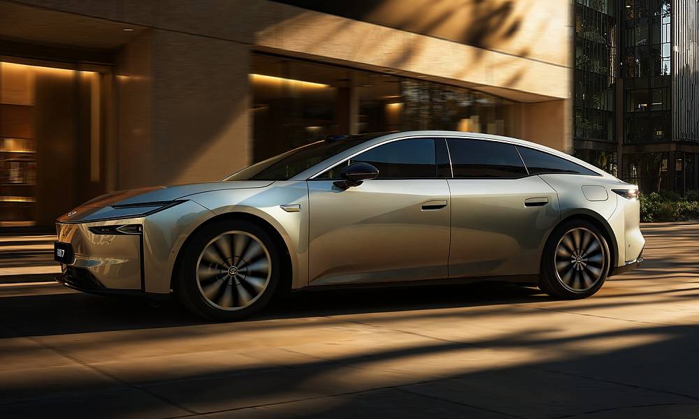 Новый электроседан Toyota bZ7: технологический прорыв, стиль и экосистема будущего