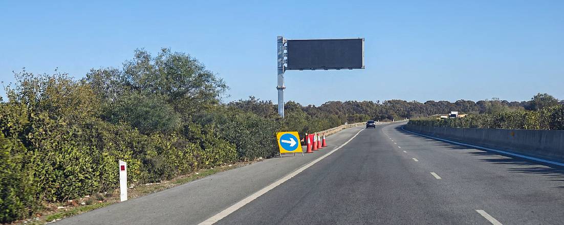 На дорогах Кипра установят 40 электронных табло