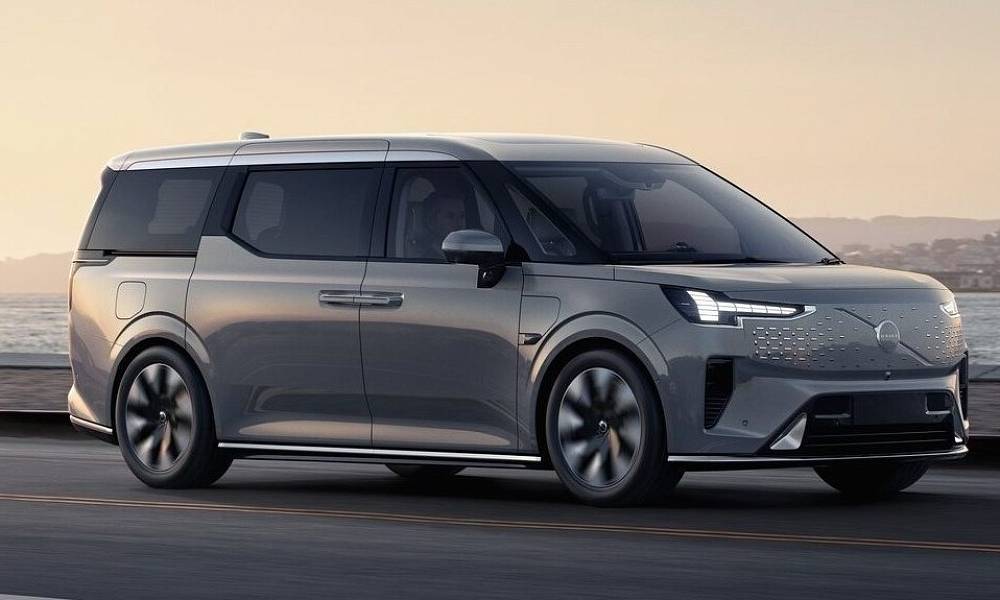 Компания Volvo официально презентовала первый электрический минивэн EM90