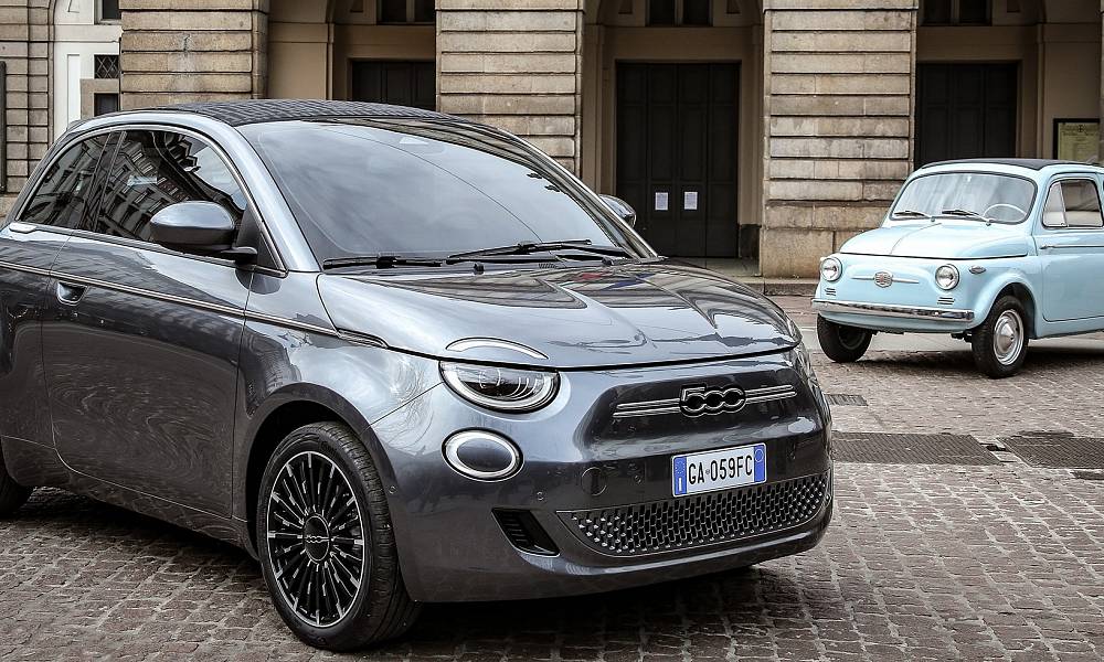 Электрический Fiat 500 удостоился престижных наград от британского журнала What Car?