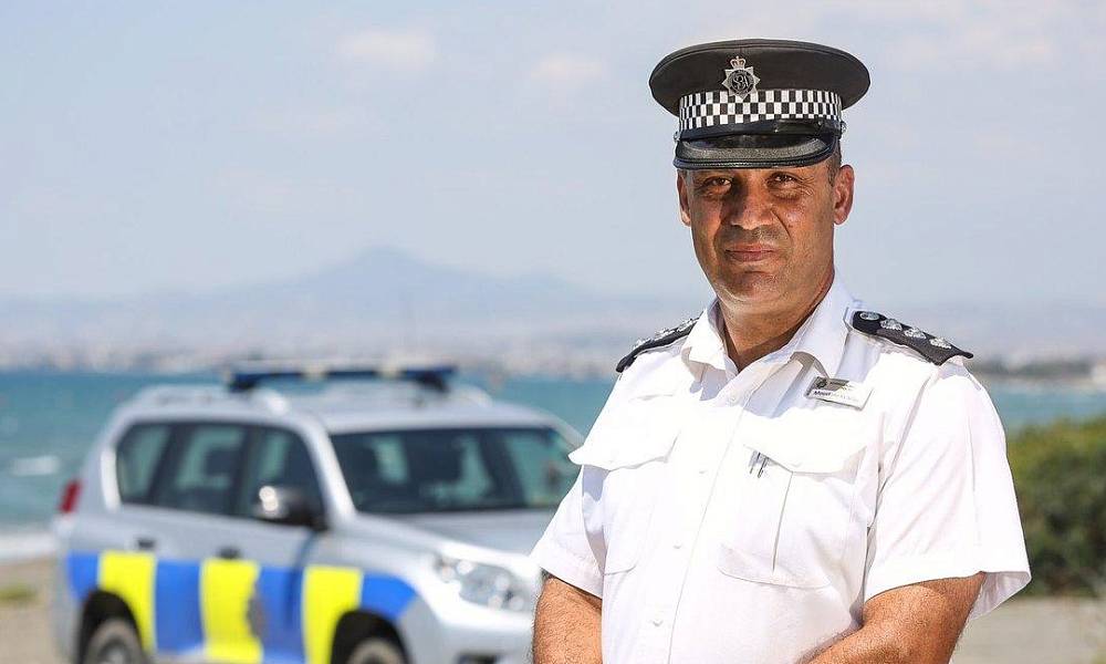 Дорожная полиция Кипра начала проверять надписи и наклейки на стеклах машин