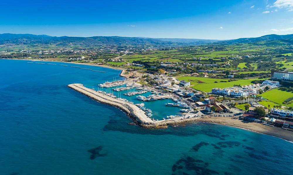 Паркинг в Полисе и Лачи теперь можно оплачивать банковскими картами